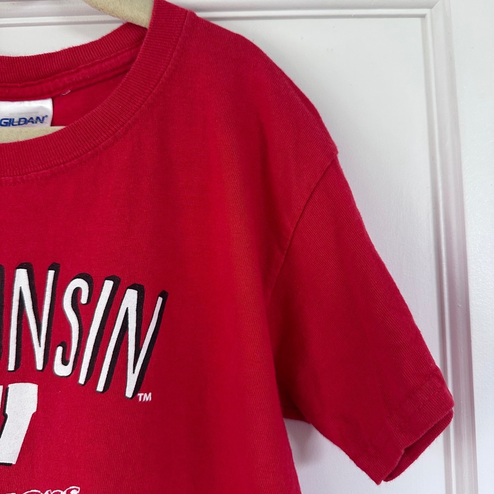 Vintage Wisconsin Badgers Gildan Heavy Cotton Youth T-Shirt Red Y2K 2000s Sm - Picture 10 of 10